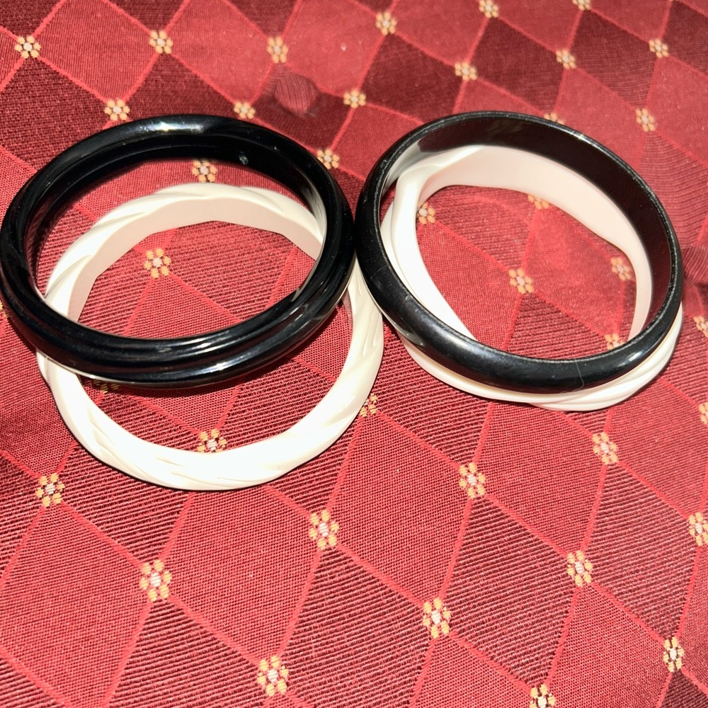 Vintage bracelet bundle  - black and cream colored - Picture 9 of 9